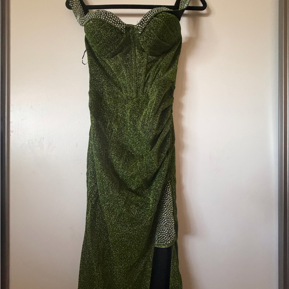 Elegant Green Off-Shoulder Evening Gown - Picture 5 of 7